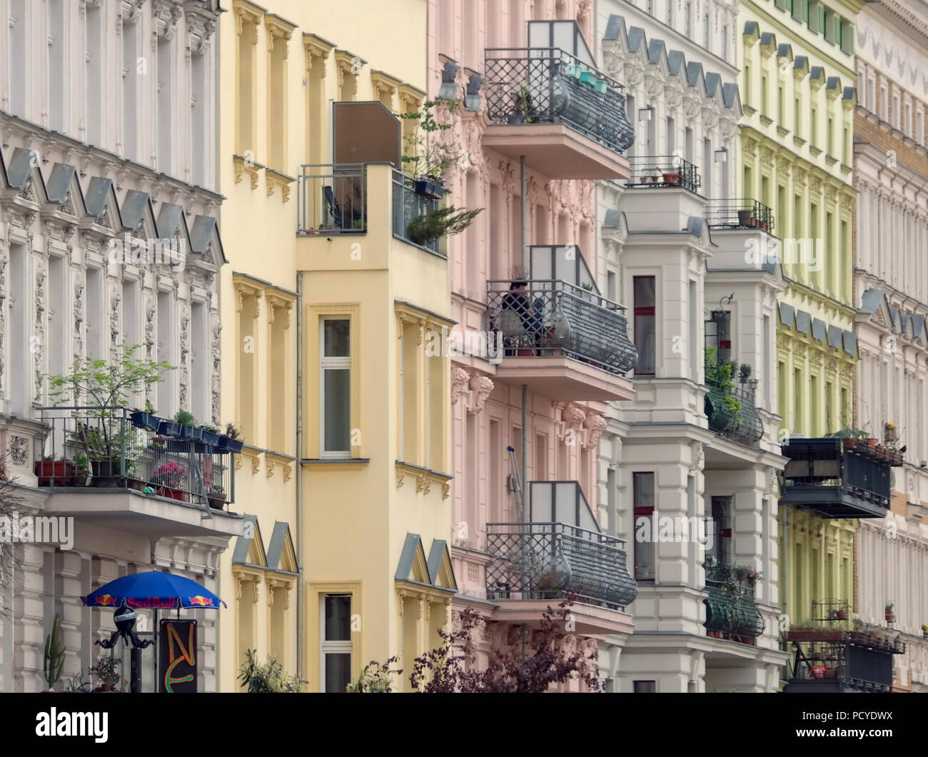 Architecture colorée de Gründerzeit dans l'ancien quartier ouvrier de Prenzlauer Berg, Berlin, Allemagne. Oderberger Strasse Banque D'Images