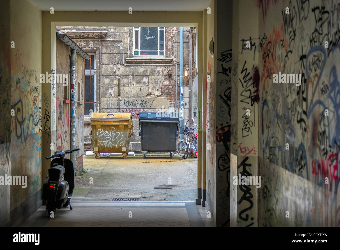 Un passage couvert de graffitis mène à une cour arrière, Kastanienallee, Prenzlauer Berg, Berlin Banque D'Images