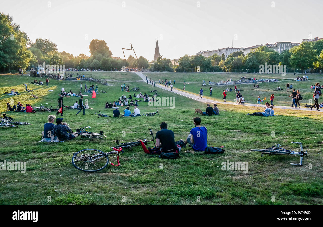Foules se relaxant au coucher du soleil avec des vélos, vie urbaine du parc, Görlitzer Park, Kreuzberg, Berlin Banque D'Images
