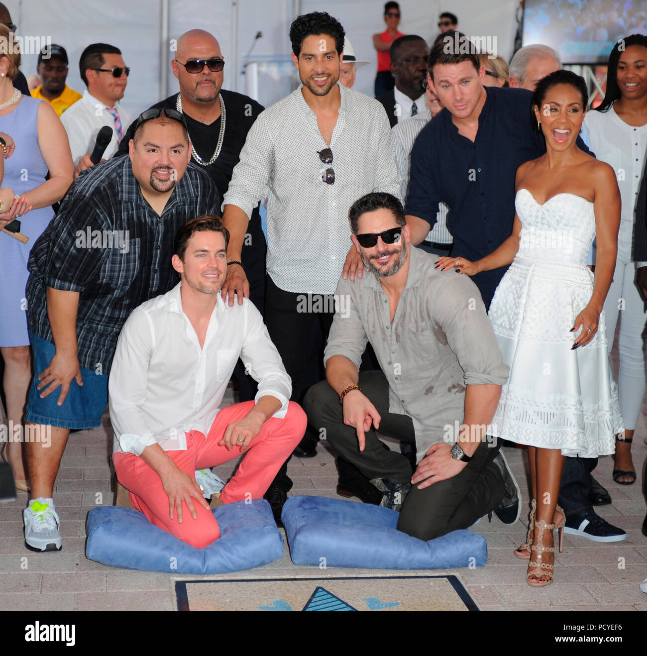 MIAMI, FLORIDE - le 24 juin : Gabriel Iglesias, Matt Bomer, Adam Rodriguez, Joe Manganiello, Channing Tatum et Jada Pinkett Smith assister à Magic Mike XXL exprimés à l'honneur avec des étoiles sur le Walk of Fame de Miami au marché de Bayside, le 24 juin 2015 à Miami, en Floride. People : Cast Banque D'Images