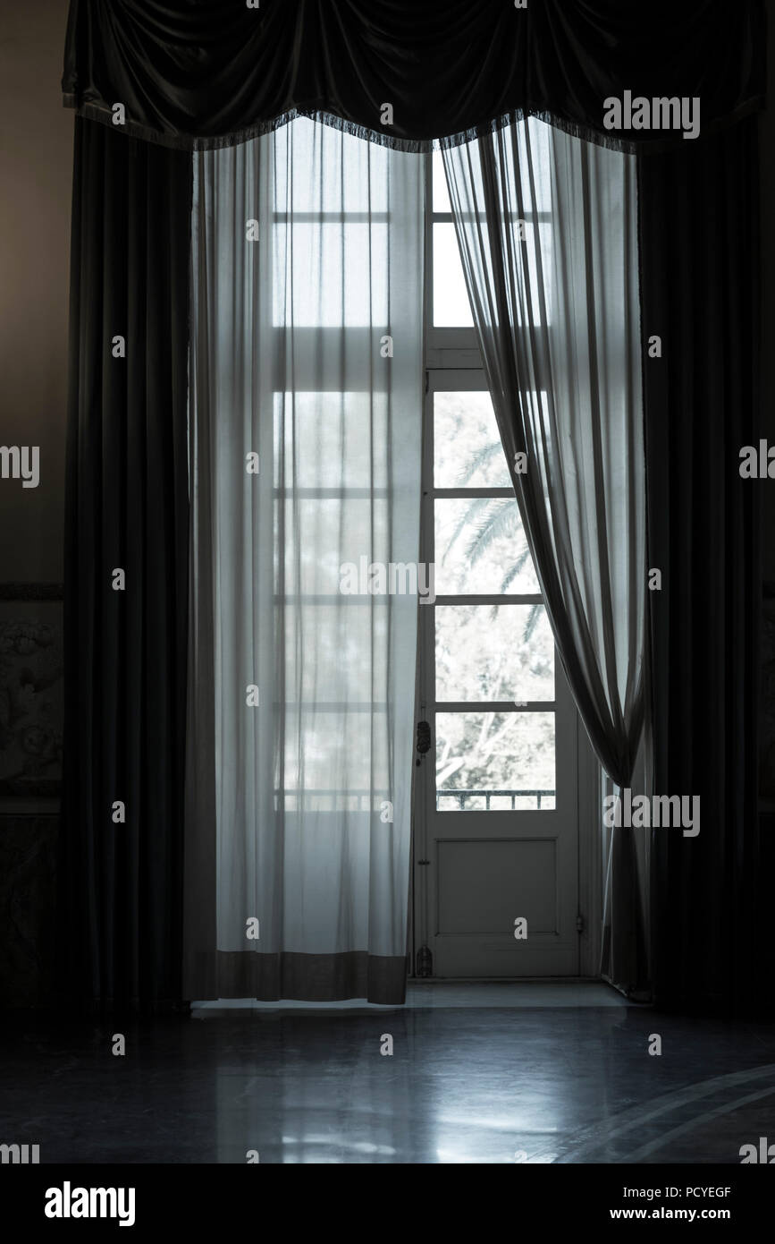 Fenêtre avec rideau, Naples, Italie Banque D'Images