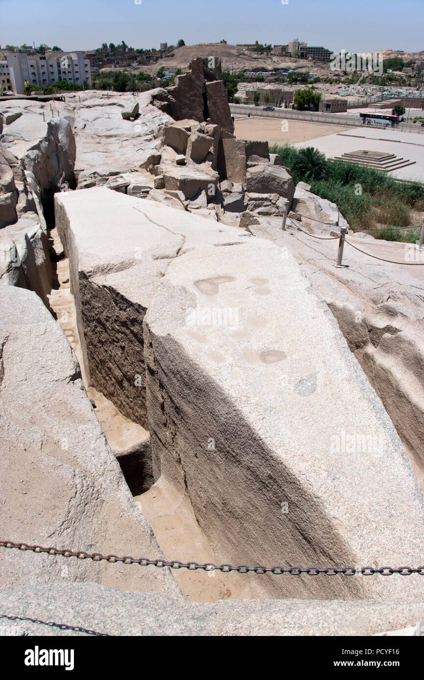 L'obélisque inachevé, abandonné dans la carrière après le développement d'une fissure, à Assouan, Egypte. Banque D'Images