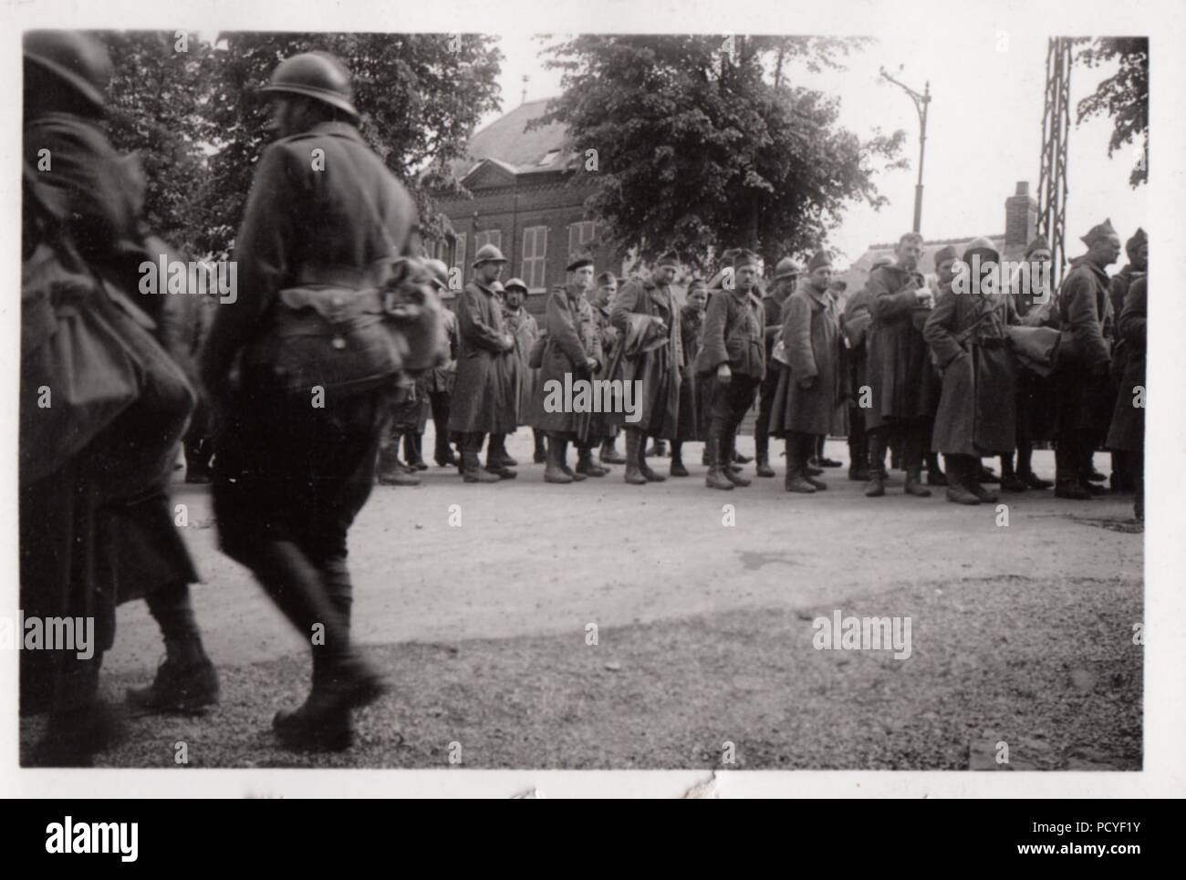 Droit de l'album photo de Gotthilf Oberfeldwebel Benseler de 9. Staffel, la Kampfgeschwader 3 : Français Prisonniers de guerre, capturés par les Allemands dans la bataille de France, 1940. Banque D'Images