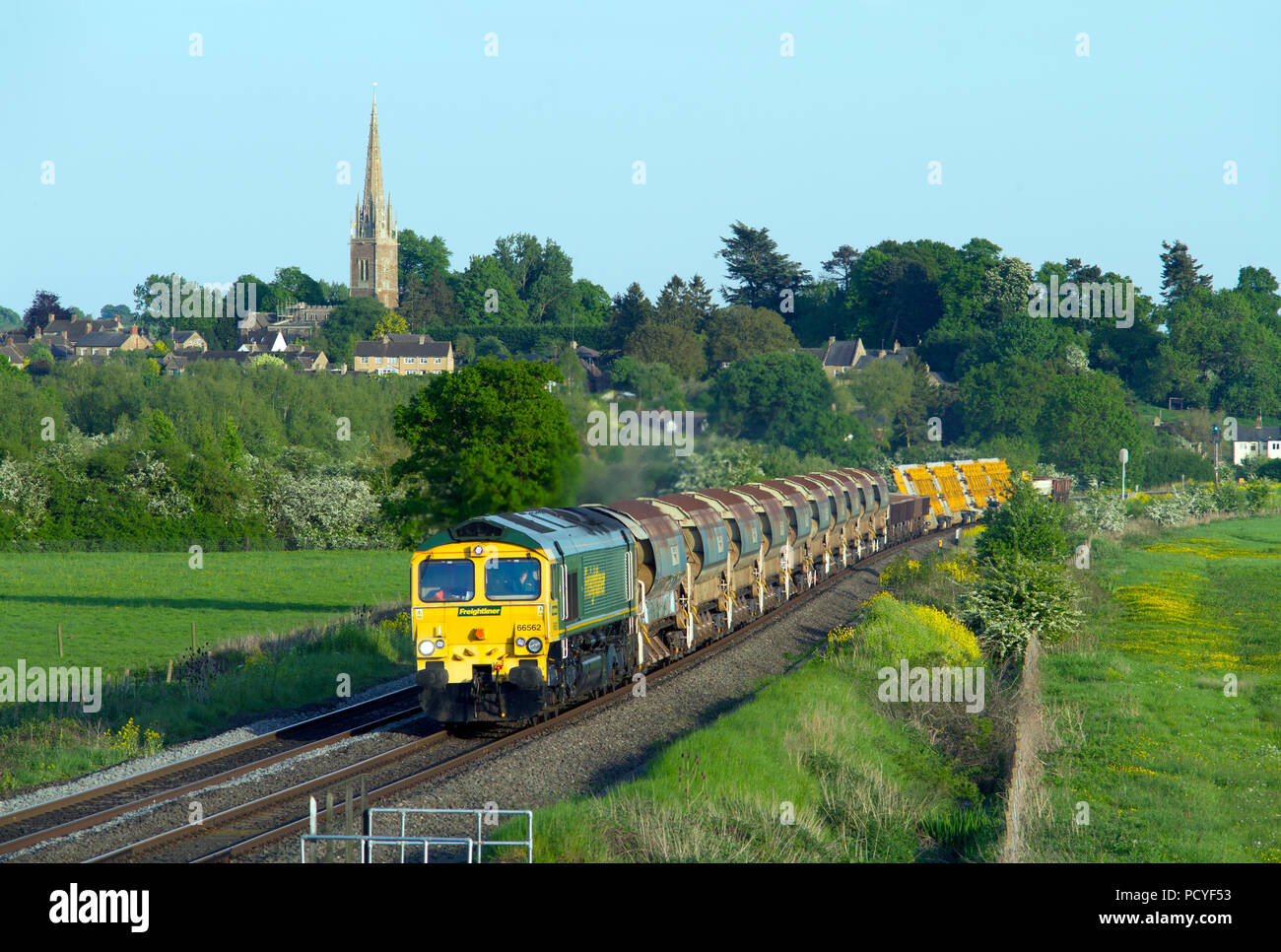 Un Feightliner 66 classe nombre de locomotives diesel 66562 un train de marchandises du ministère de travail à Kings Sutton le 15 mai 2018. 66562 6X le travail Banque D'Images