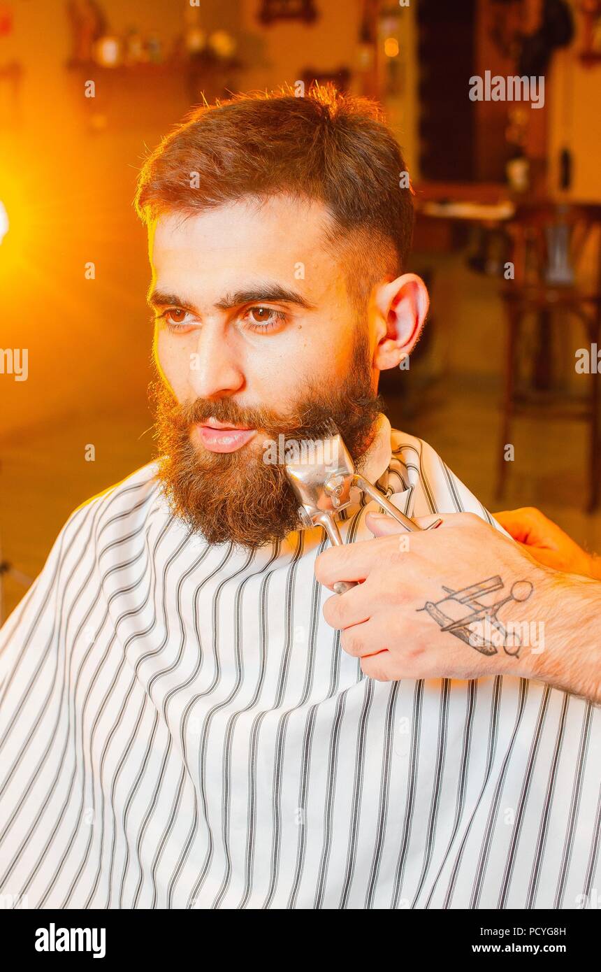 Coiffure Coupe Une Barbe De Tondeuses A Cheveux Vintage A Un Jeune