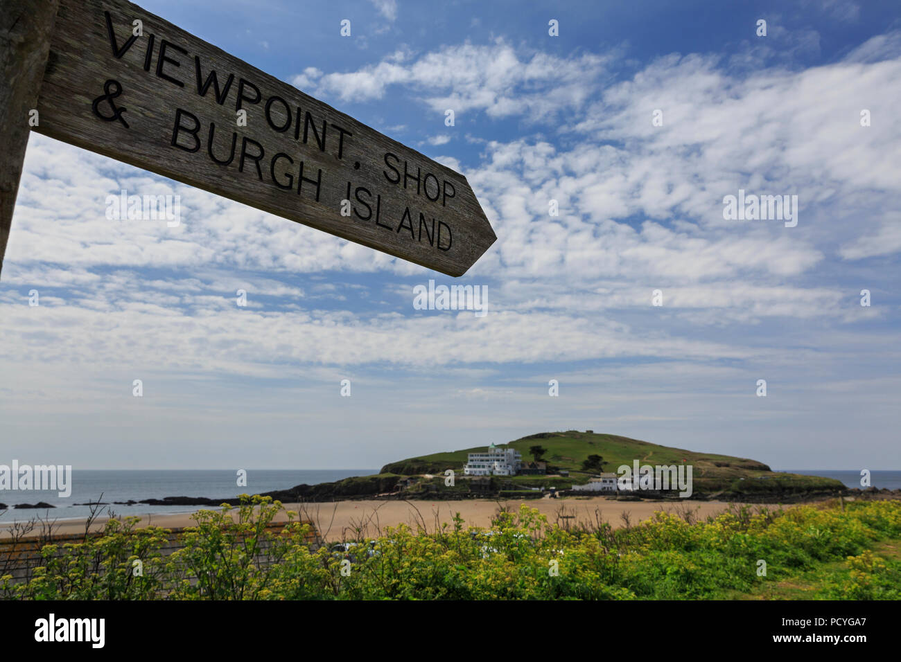 Un panneau indiquant le chemin vers l'île de Burgh, Devon. L'île est accessible à travers une plage de causeway à marée basse Banque D'Images