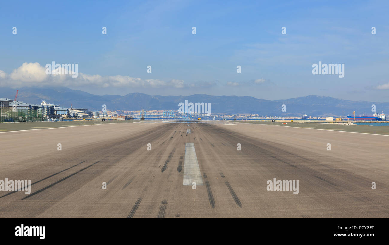 La piste qui est partagée par l'aéroport international de Gibraltar et RAF Gibraltar, qui est traversé par la route principale - Avenue Winston Churchill Banque D'Images