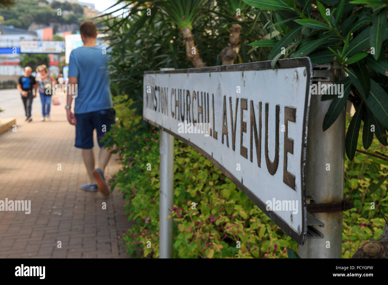 Un jeune homme se promène le long de l'Avenue Winston Churchill, la route principale dans le territoire d'outre-mer britannique de Gibraltar, de la frontière avec l'Espagne Banque D'Images