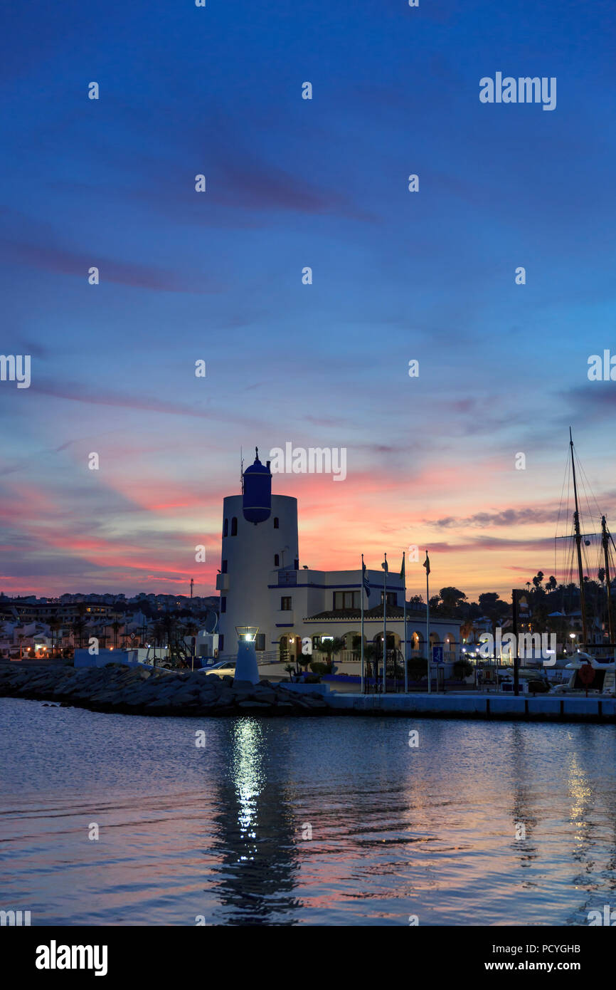 Un coucher de soleil sur le petit port de plaisance de Puerto de la Duquesa sur la Costa del Sol, près de Estepona. Banque D'Images