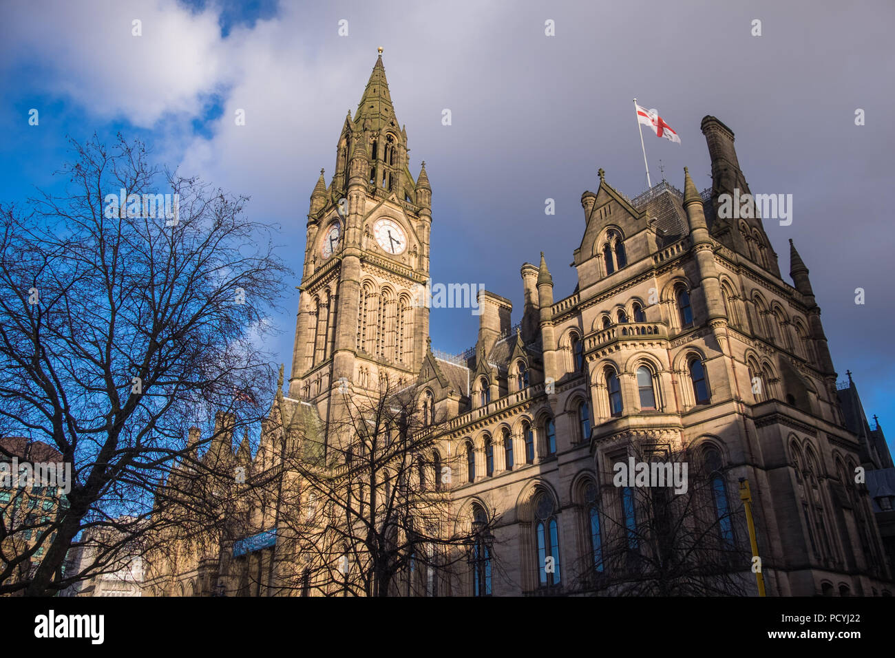Le but de Manchester Town Hall lors d'une journée ensoleillée avec un ciel bleu Banque D'Images