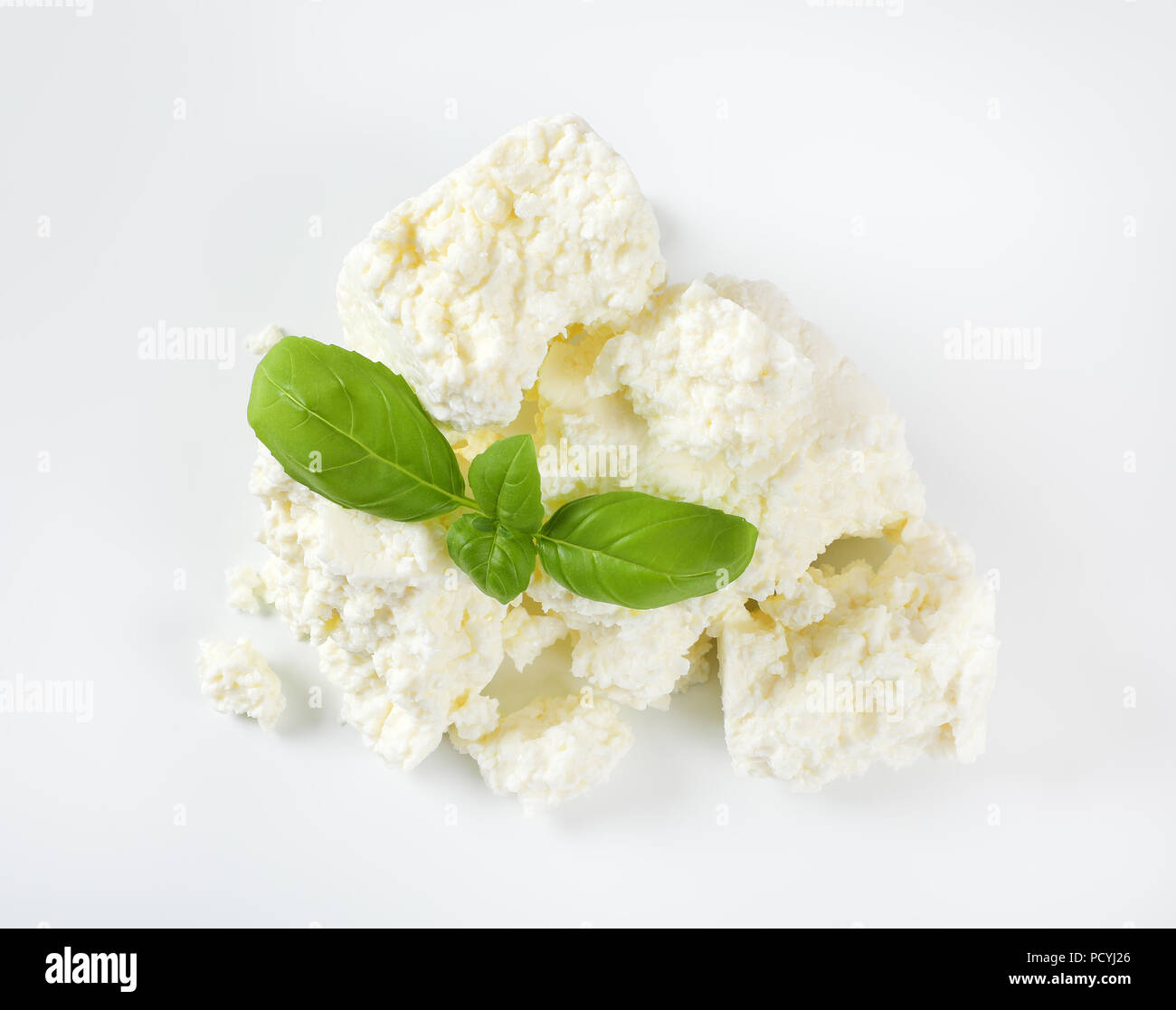 Tas de fromage blanc friable sur fond blanc Banque D'Images