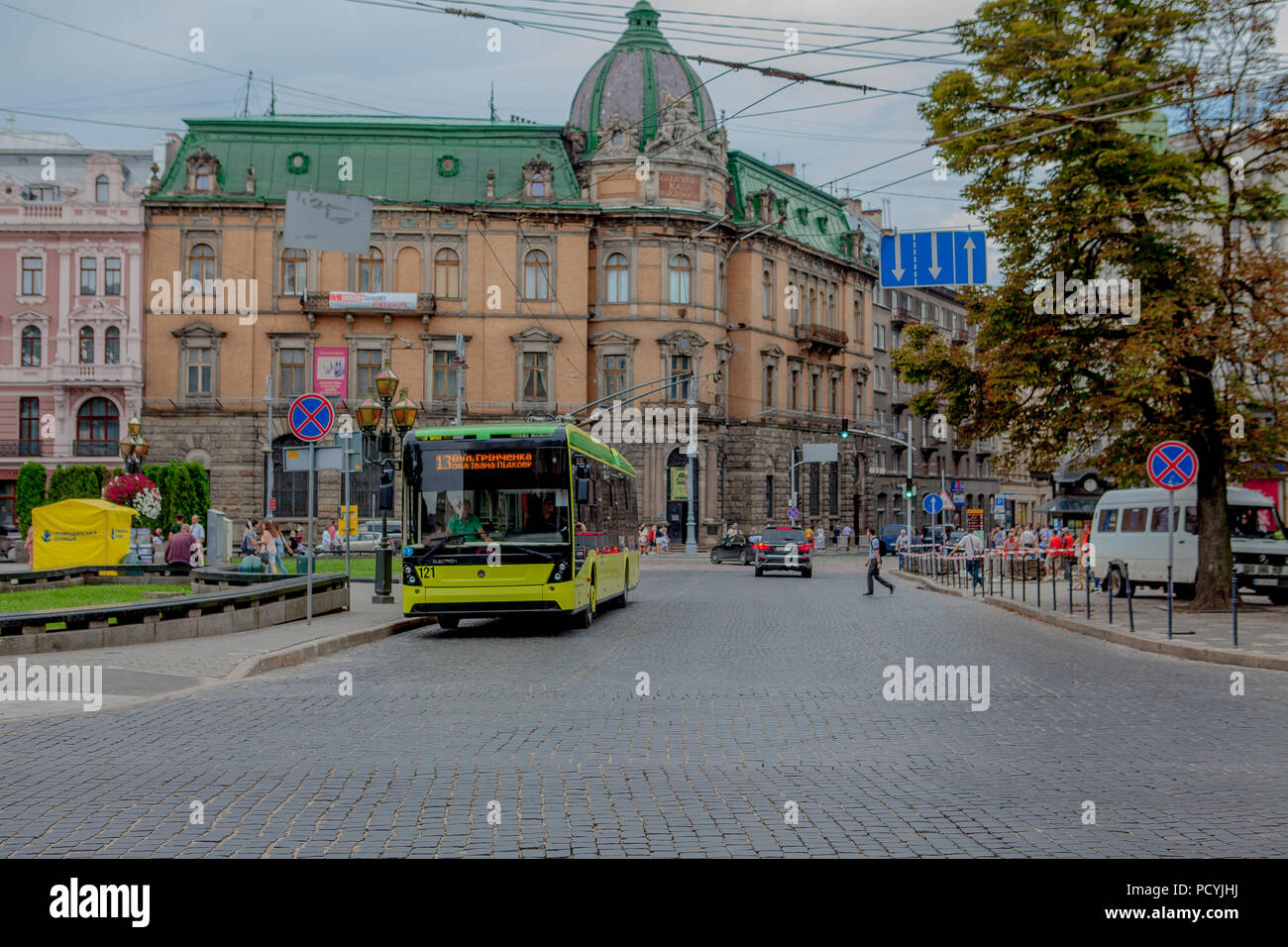 LVIV, UKRAINE - LE 26 JUILLET - Ville trolleybus dans le centre-ville de Lviv. Banque D'Images