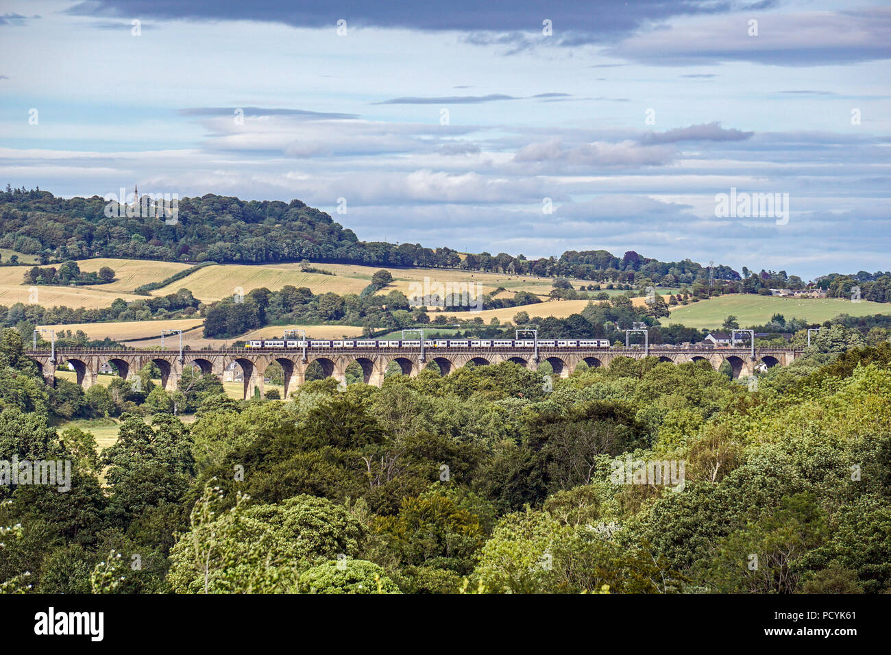 Scotrail Class 365 traverse le viaduc ferroviaire d'Avon à l'ouest de Linlithgow en route vers Glasgow Queen Street à partir de la gare de Waverley d'Edimbourg Ecosse UK Banque D'Images