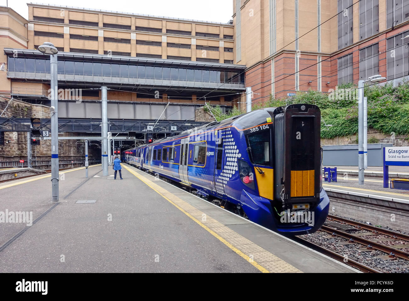 Hitachi fait Scotrail nouvelle Classe 385 Électrique de quitter la gare Queen Street de Glasgow Ecosse UK pour Edimbourg Banque D'Images