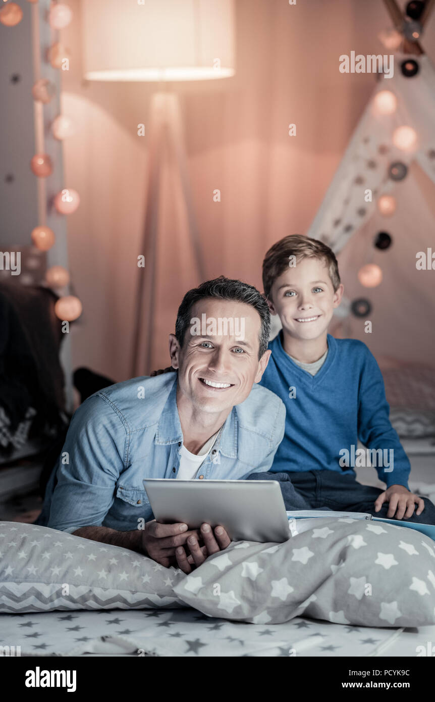 Plaisir positif homme posant sur camera Banque D'Images