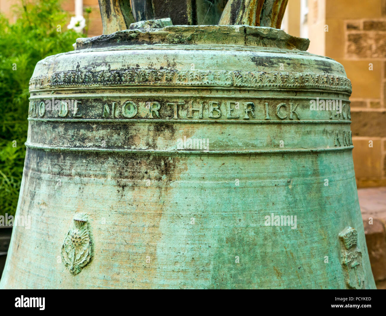 Cloche d'église en bronze, datée de 1642, fait par James Monteith avec inscription North Berwick, Blackadder Église, North Berwick, East Lothian, Scotland, UK Banque D'Images