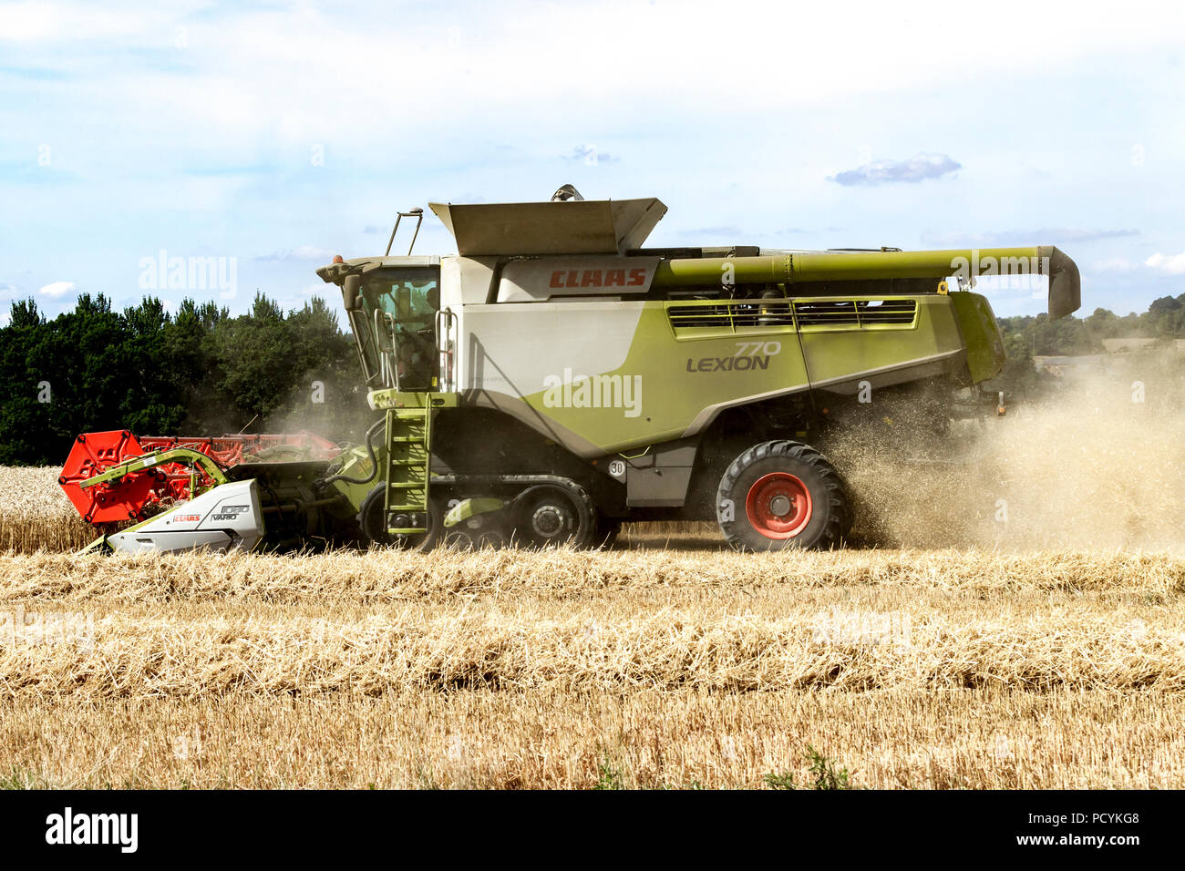 Great Brington, Northamptonshire, Angleterre. 4 août 2018. Les ouvriers agricoles de la récolte avec une moissonneuse Claas 770 Lexton travailler dur pendant la chaleur de l'après-midi Banque D'Images