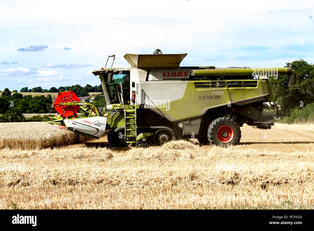 Great Brington, Northamptonshire, Angleterre. 4 août 2018. Les ouvriers agricoles de la récolte avec une moissonneuse Claas 770 Lexton travailler dur pendant la chaleur de l'après-midi Banque D'Images