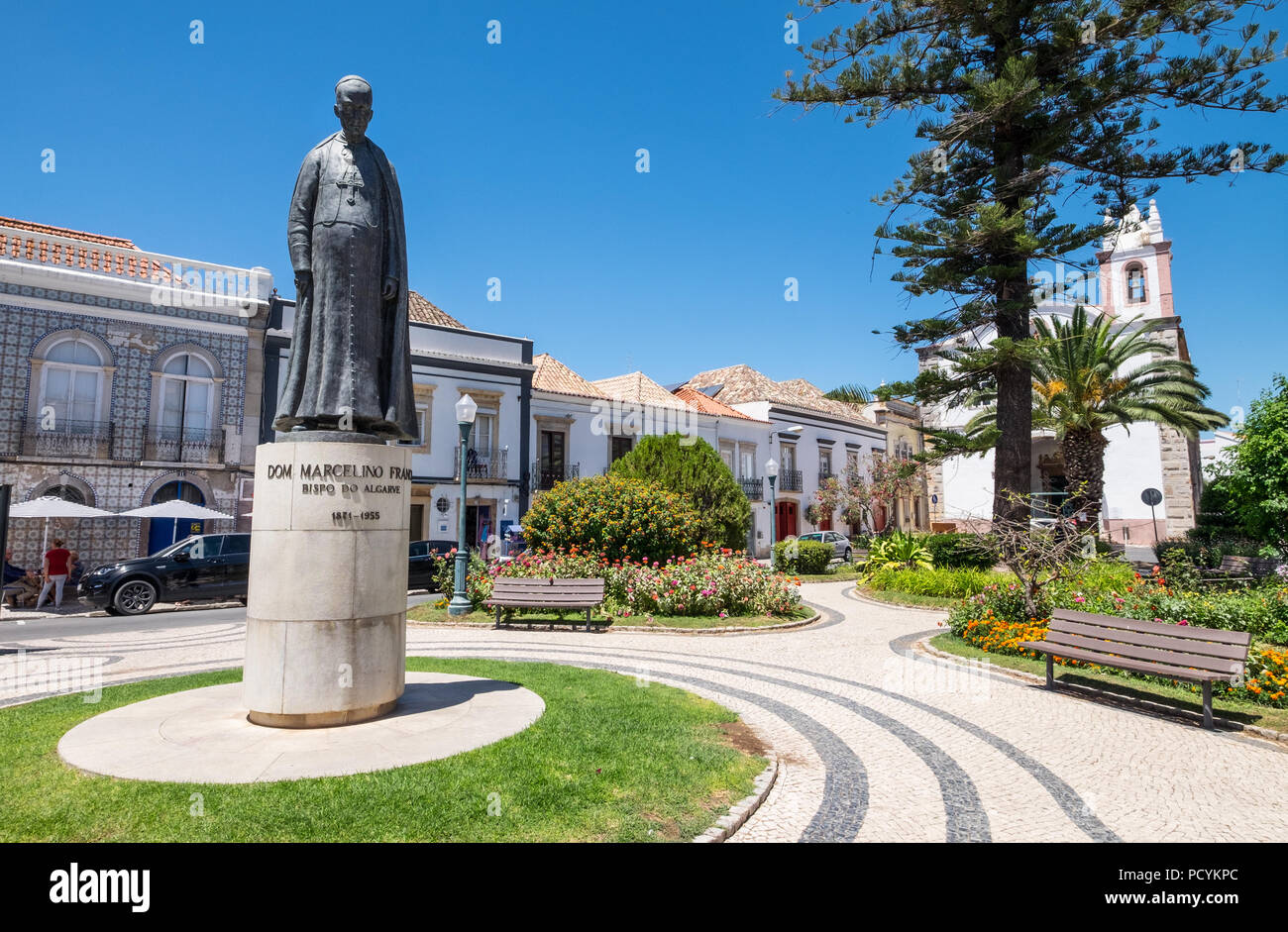 Statue de Dom Marcelino Franco, évêque de l'Algarve dans la ville historique de Tavira, Portugal Banque D'Images