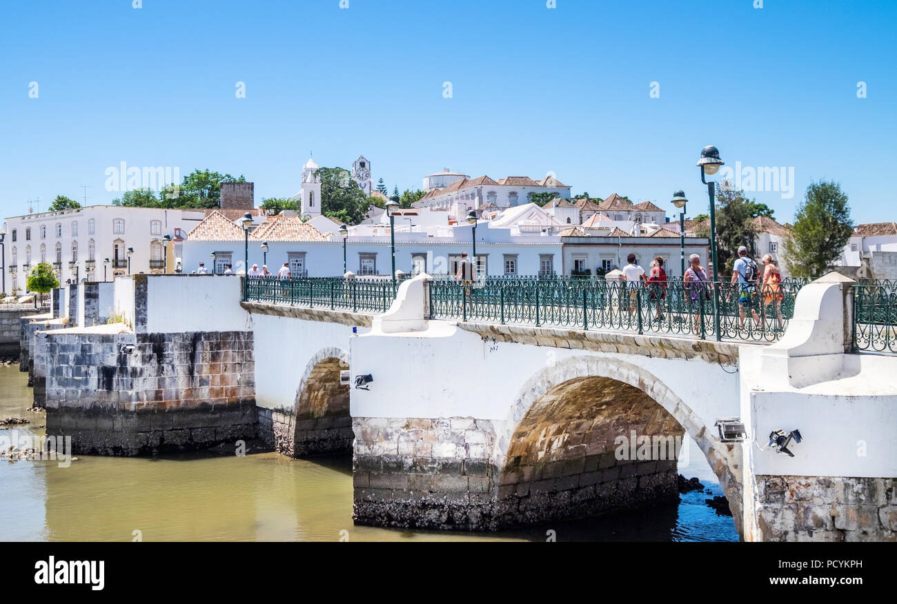 Le Ponte Romana (pont romain) sur In The Golfer's Paradise dans la ville historique de Tavira, en Algarve, Portugal Banque D'Images