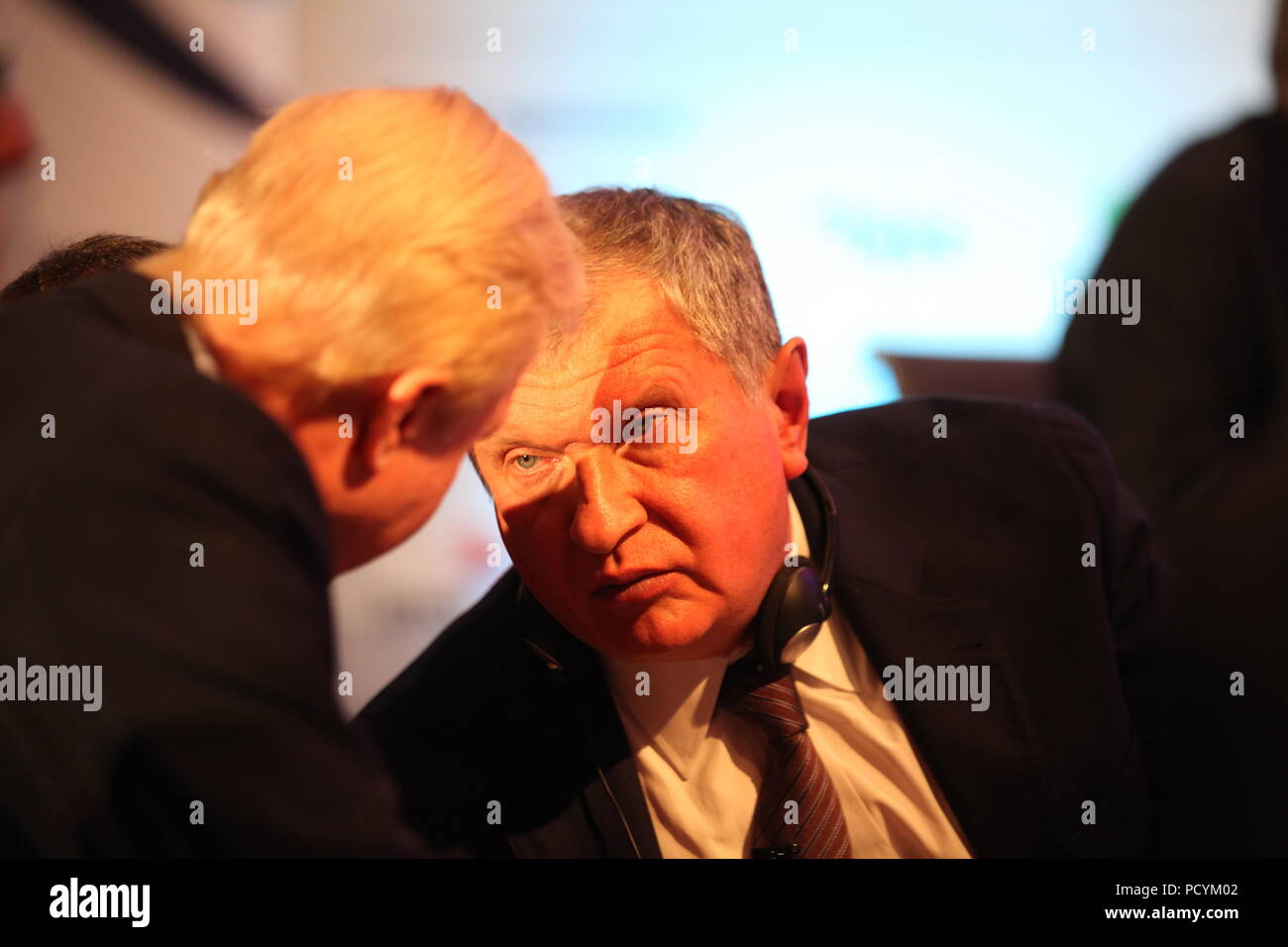 Le chef de la direction russe de Rosneft, Igor Sechin (R), s'entretient avec le chef de la direction de BP, Bob Dudley, pour une pause-café à la semaine IP à Londres, à l'hôtel InterCntinental de Park Lane Banque D'Images
