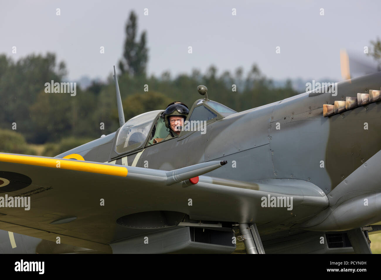 Vue frontale d'un avion Spitfire RAF historique sur le terrain avec une pinte avec sa verrière ouvrir Banque D'Images