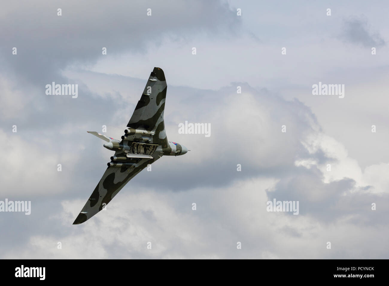 Le XH558 Vulcan Bomber Guerre Froide jet en aile delta en vol au cours de sa dernière année de vol à l'Aérodrome d' ouvrir et de Maidstone à bombes portes Banque D'Images