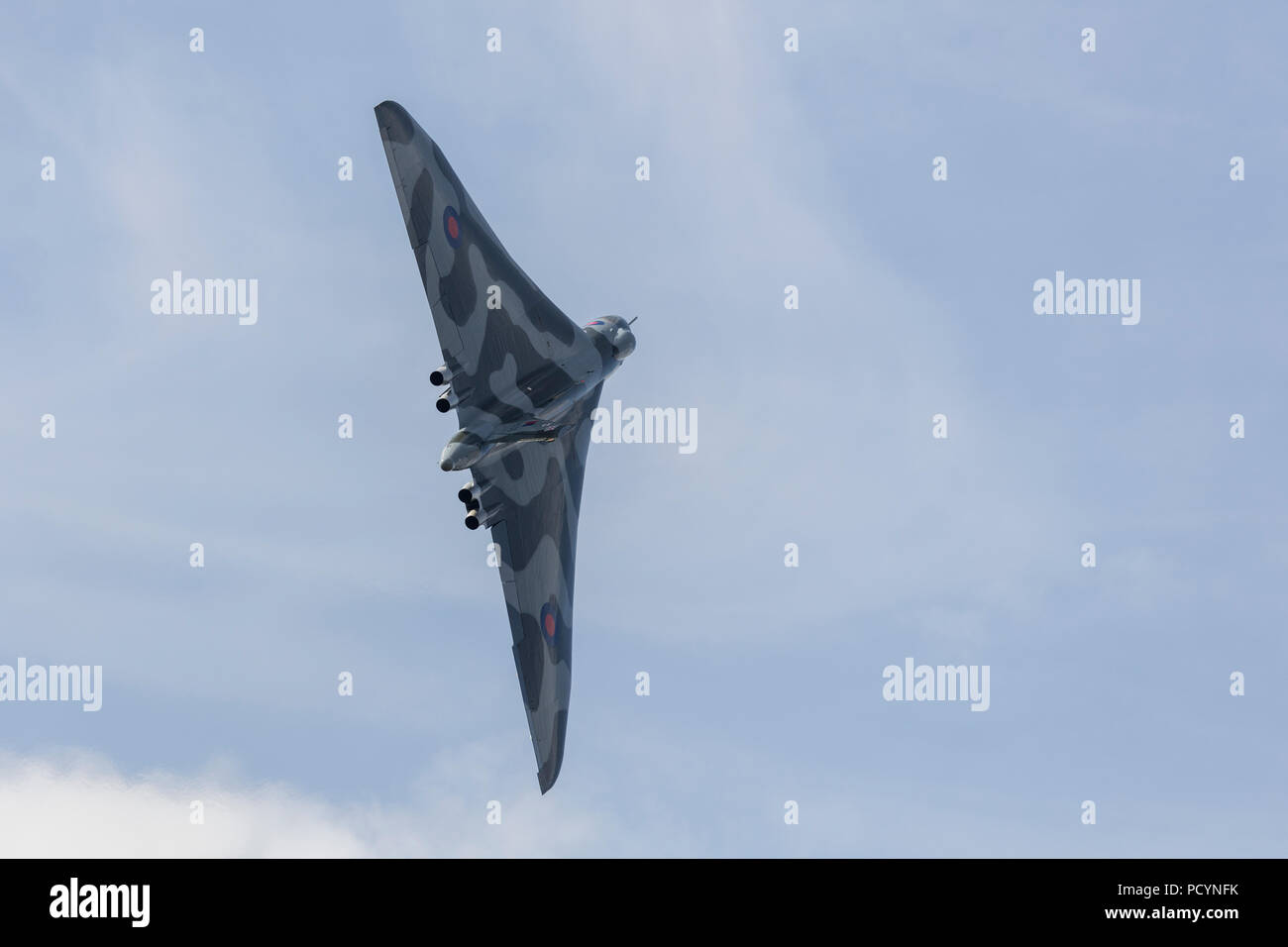 Le XH558 Vulcan Bomber Guerre Froide jet en aile delta en vol au cours de sa dernière année de vol à Headcorn aérodrome Banque D'Images