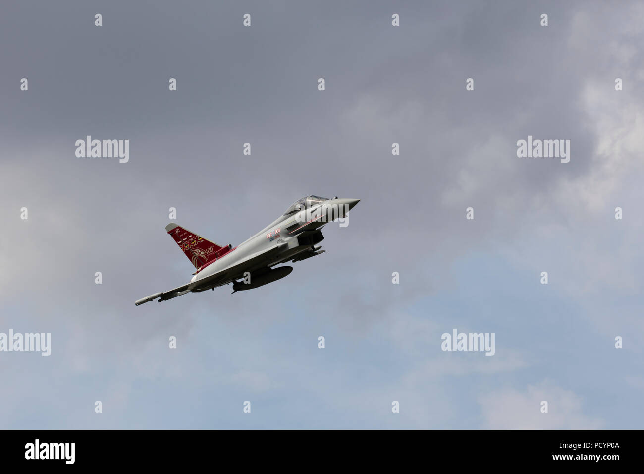 Un Typhoon de la RAF en plein vol en avion de chasse Banque D'Images