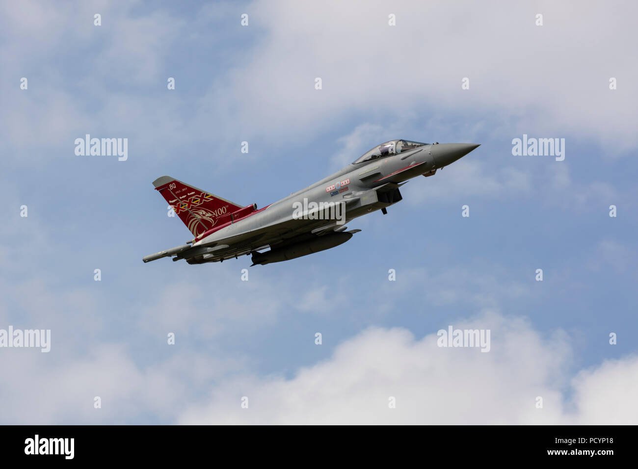 Un Typhoon de la RAF en plein vol en avion de chasse Banque D'Images