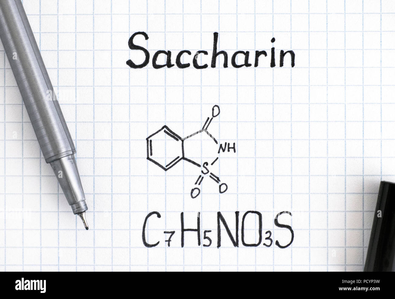 Formule chimique de la saccharine avec stylo. Close-up. Banque D'Images