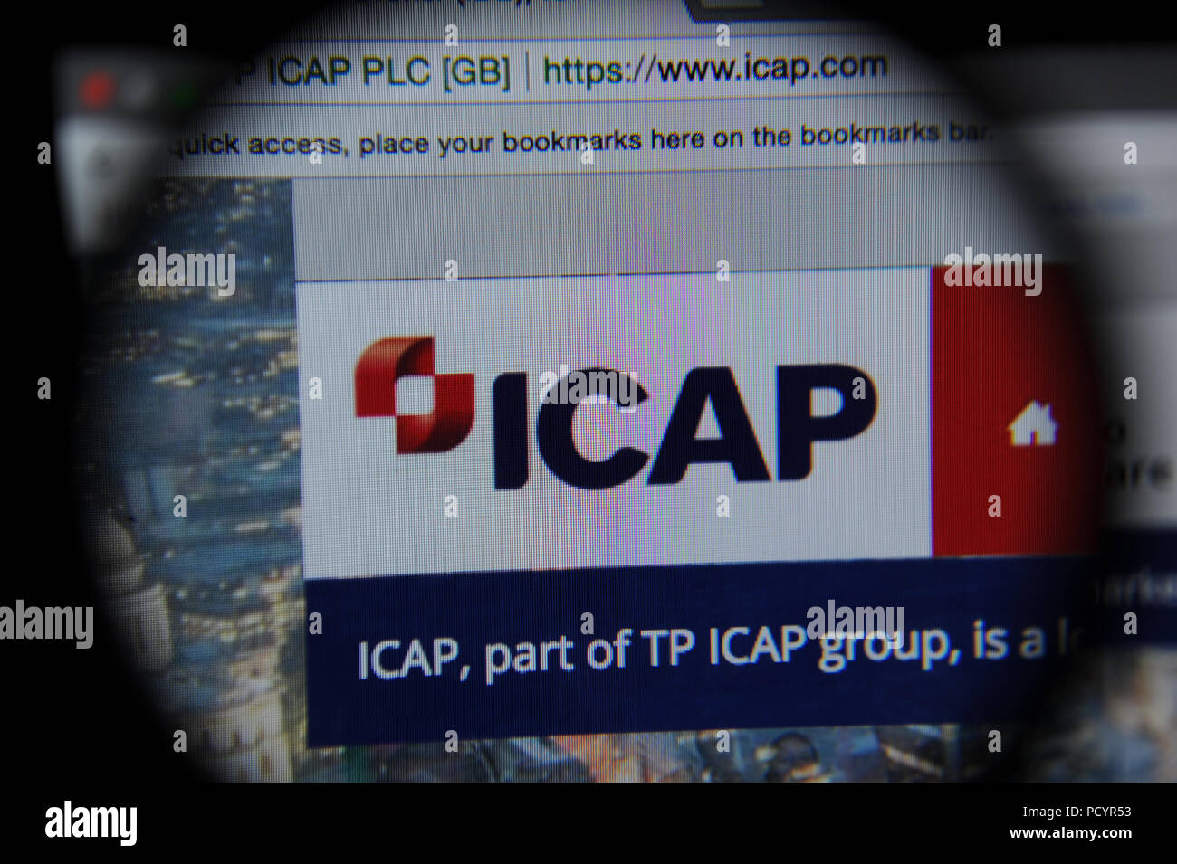 Le site internet de l'ICAP vu à travers une loupe Banque D'Images