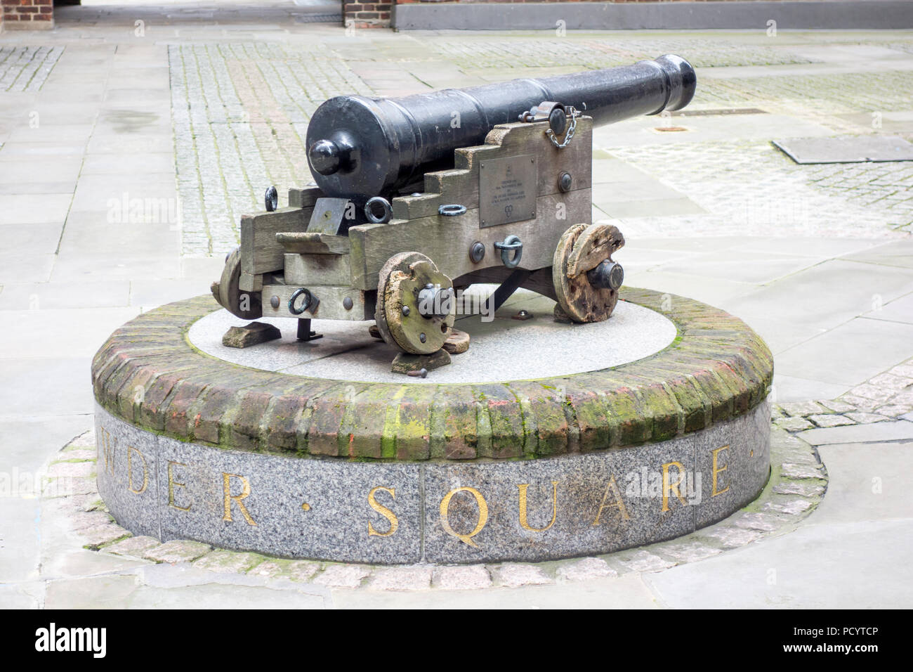 Cannon et transport assis sur socle de marbre et de briques, de poudre à Square, Fleet Street, City of London, UK Banque D'Images