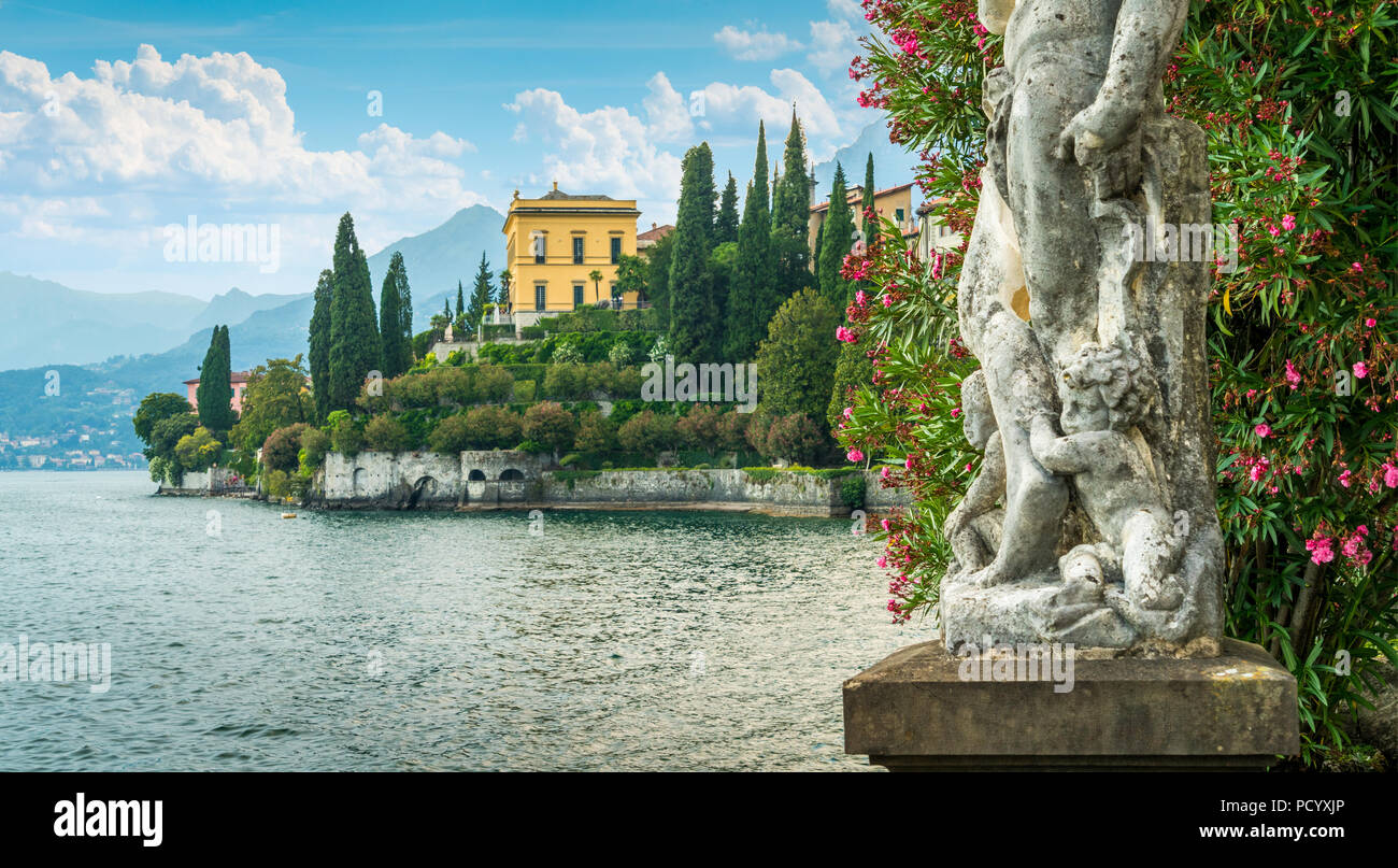 La belle Villa Monastero à Varenna sur une journée ensoleillée. Le lac de Côme, Lombardie, Italie. Banque D'Images