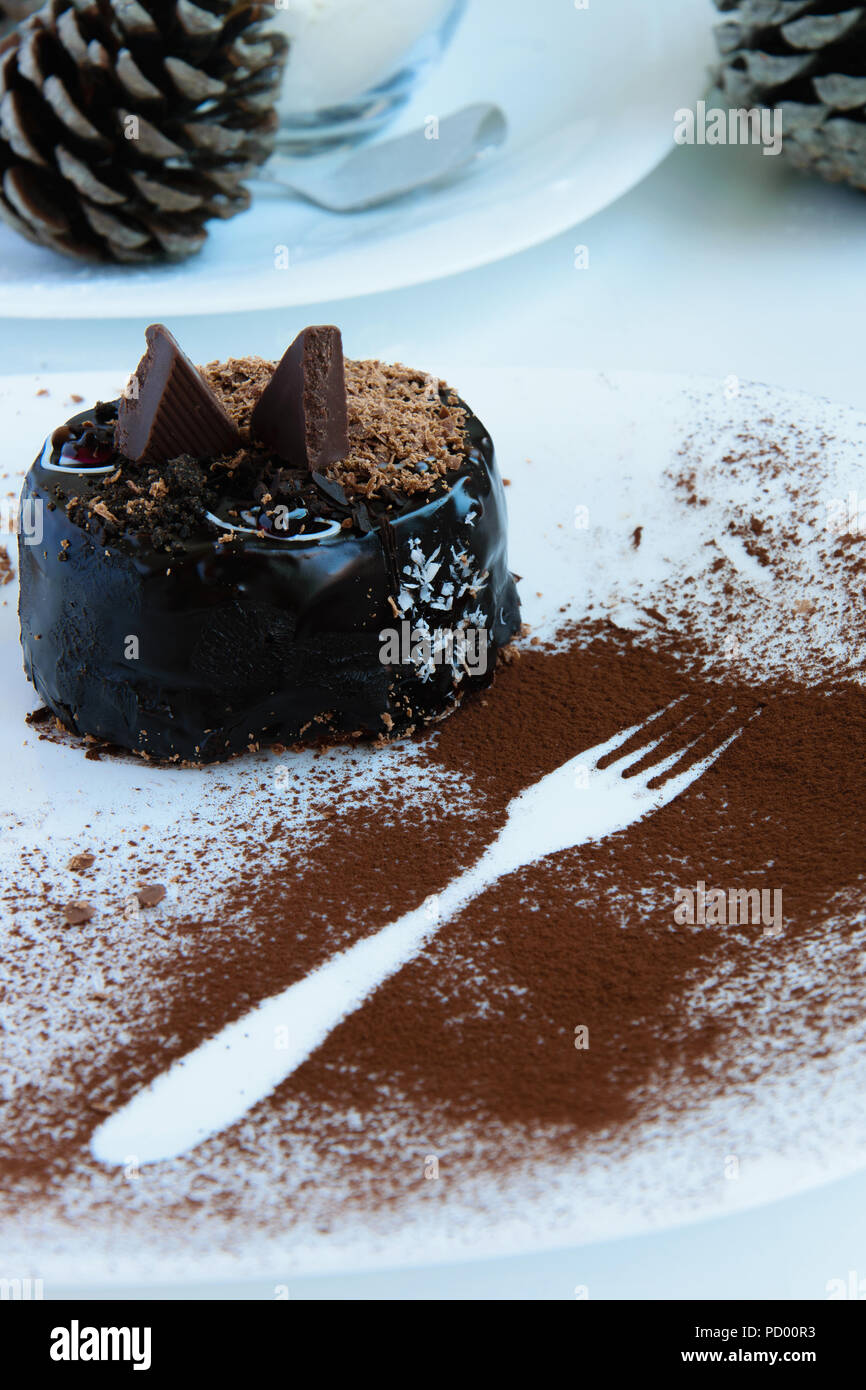 Hiver Delicieux Gateau Au Chocolat Dans Une Assiette Une Fourchette Contours Decoration Cacao Et Des Pommes De Pin En Arriere Plan Photo Stock Alamy Hiver Delicieux Gateau Au Chocolat Dans Une Assiette Une Fourchette Contours Decoration Cacao Et Des Pommes De Pin En Arriere Plan Photo Stock Alamy