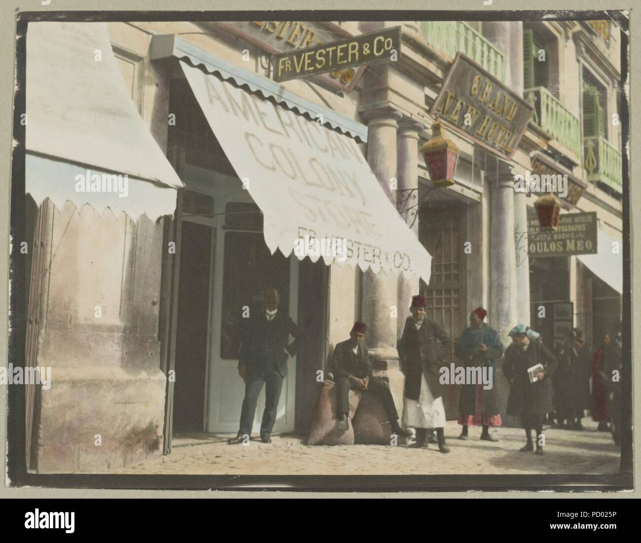 Colonie américaine store, Jérusalem, avec Frederick Vester debout à l'avant Banque D'Images