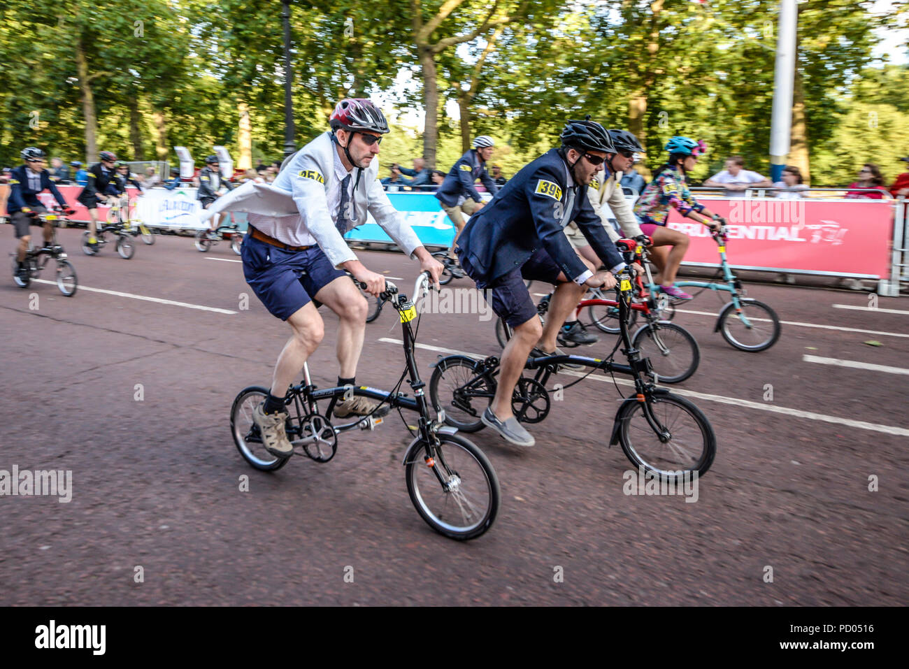 Championnat du Monde de vélo Brompton Prudential RideLondon final au cours de l'événement du cycle dans le Mall, Londres, Royaume-Uni. Brompton vélo pliant, vélo, course cycliste Banque D'Images