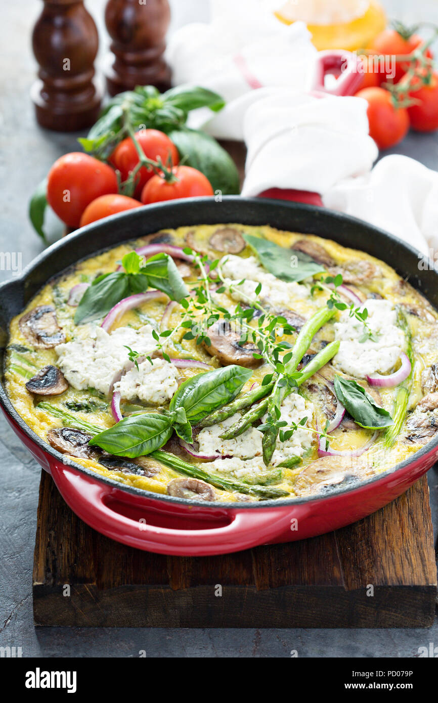 Les asperges, les champignons et le fromage de chèvre frittata Banque D'Images