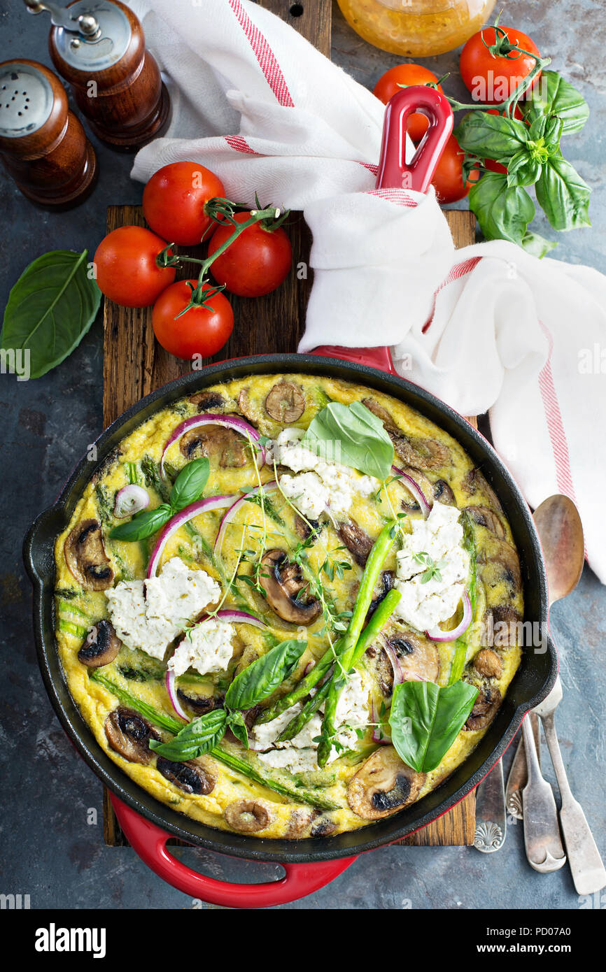 Les asperges, les champignons et le fromage de chèvre frittata Banque D'Images