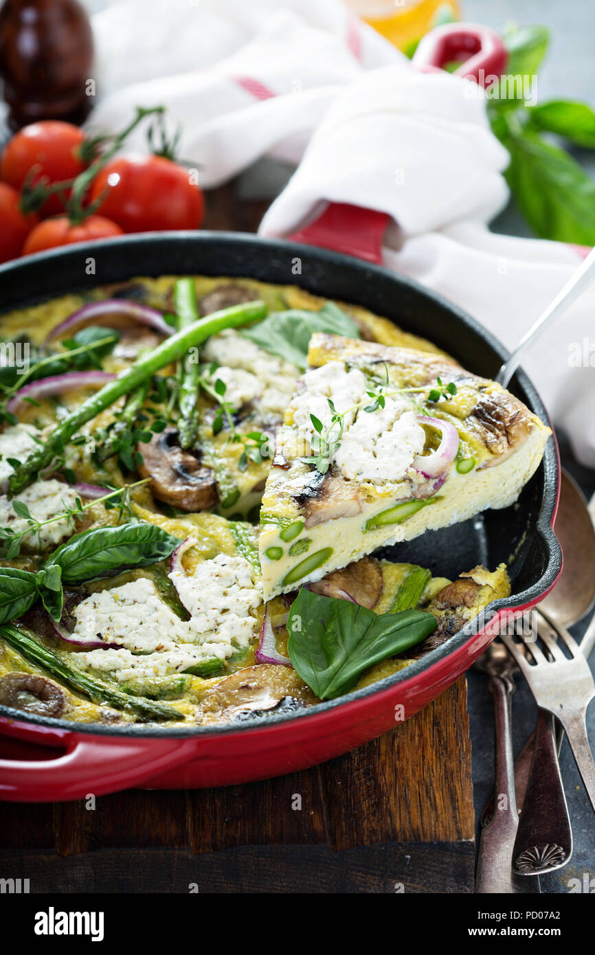Les asperges, les champignons et le fromage de chèvre frittata Banque D'Images