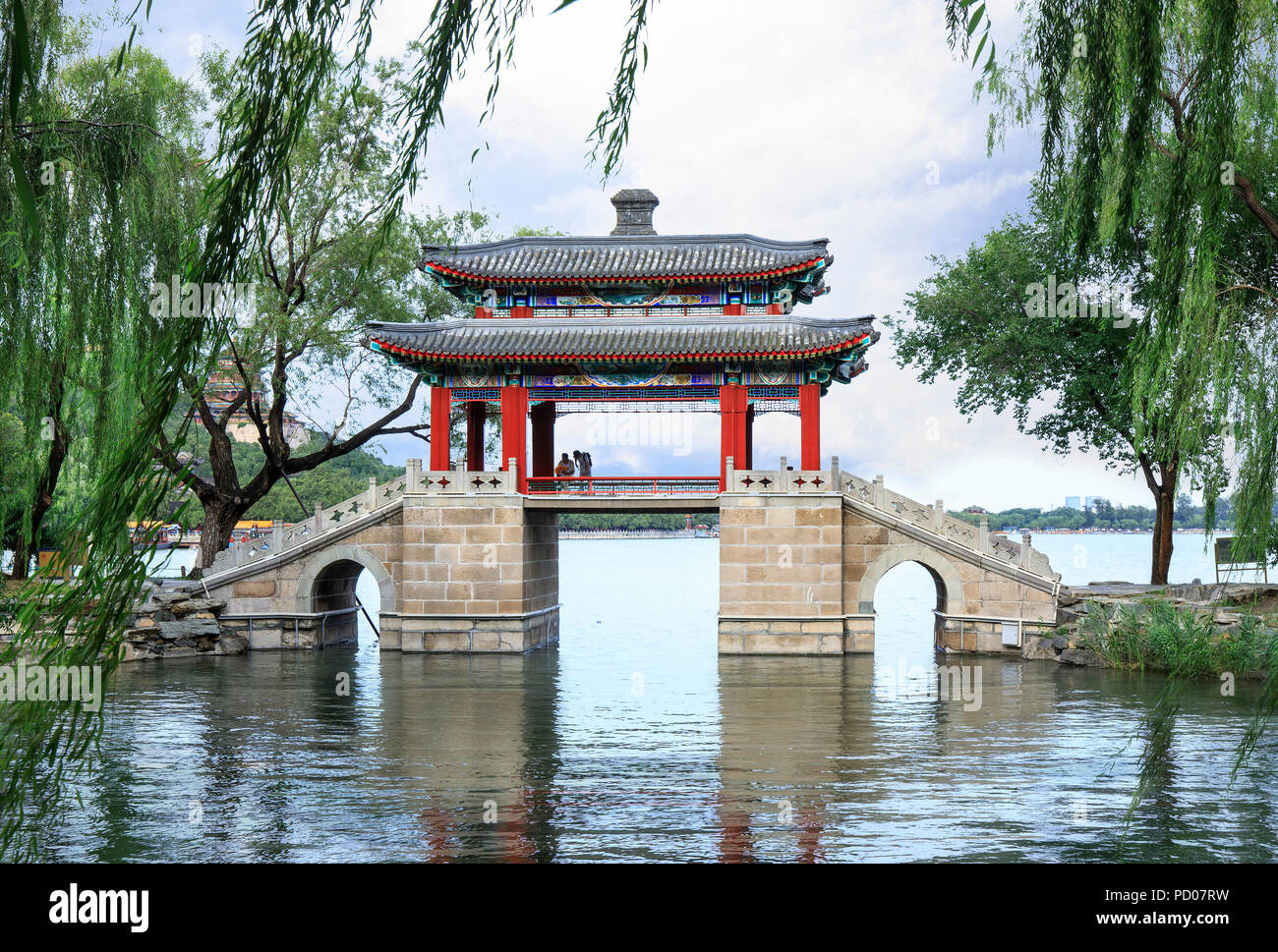 Photo de paysage ancien arch bridge dans le palais d'été de Beijing, Chine, l'été Banque D'Images