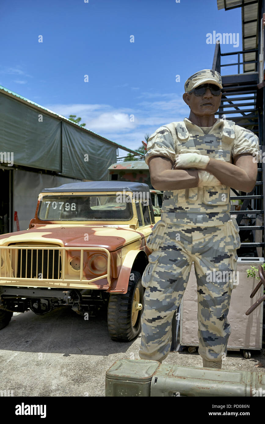 Statue d'un soldat USA avec une jeep militaire à la guerre Café cafe Pattaya en Thaïlande. Également un magasin d'approvisionnement de l'armée américaine Banque D'Images