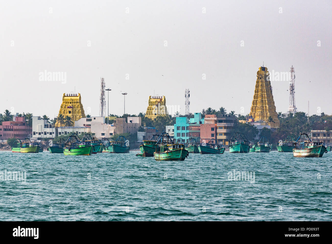 Vue depuis la mer du Temple Ramanathaswamy Temple jaune à Rameshwaram. L'Inde Banque D'Images