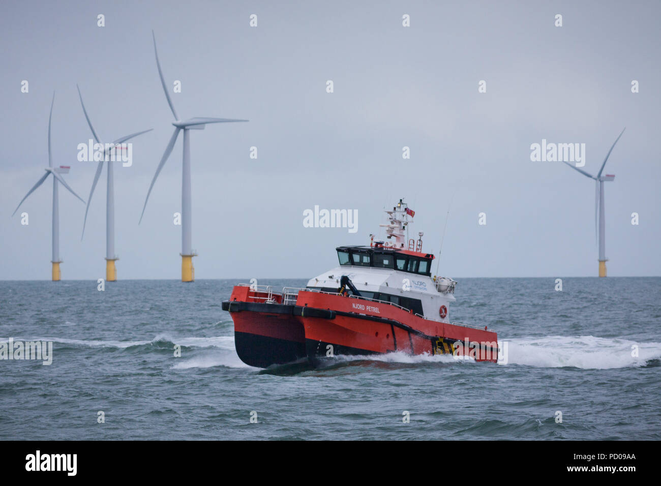 L'équipage du navire de transfert Njord travaillant sur le Pétrel Extension Walney parcs offshore, en mer d'Irlande, Royaume-Uni Banque D'Images