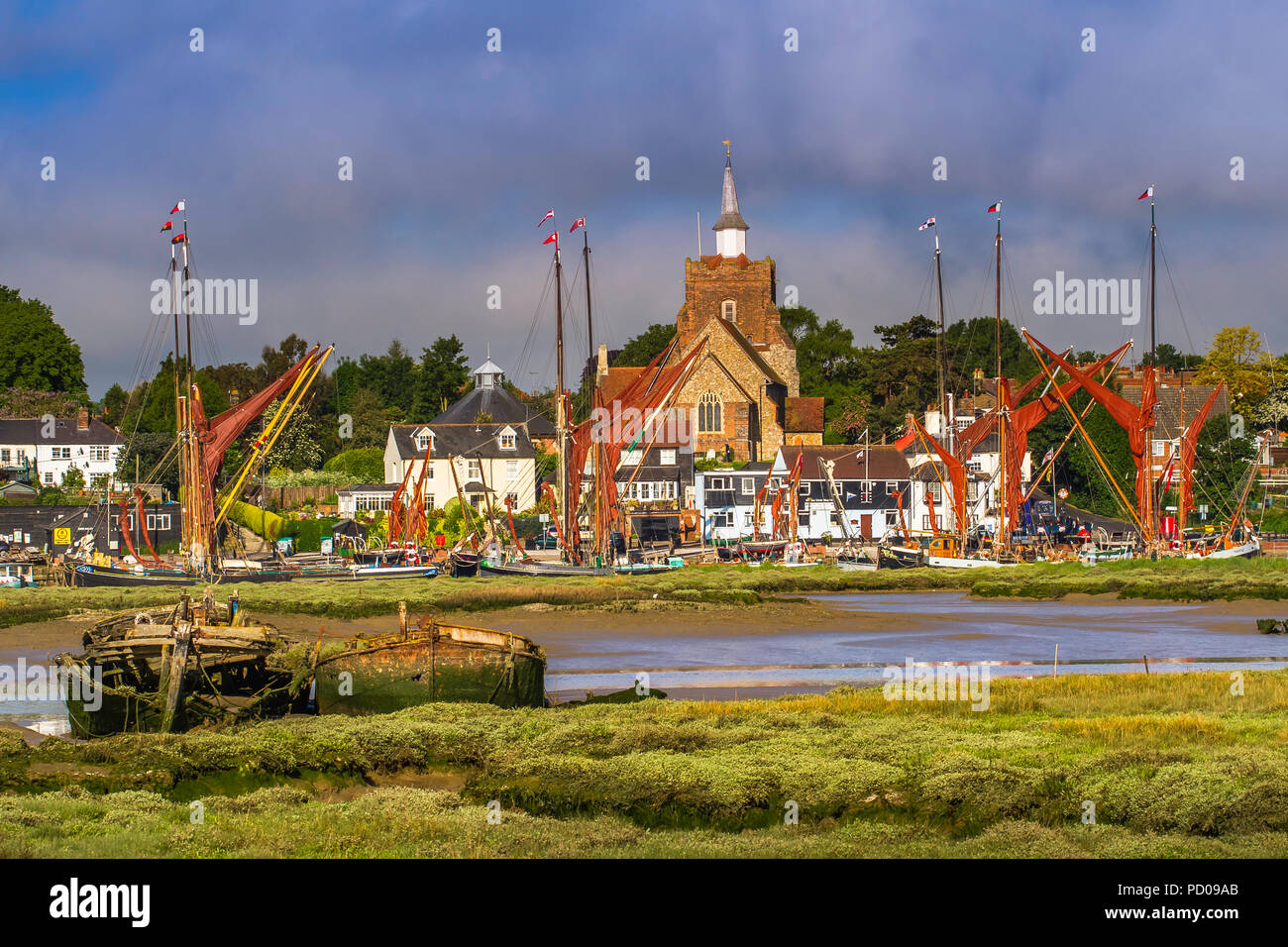 Avis de Maldon, Essex avec plusieurs à Thames barges au quai et les vestiges de deux autres dans la boue de l'estuaire. Banque D'Images