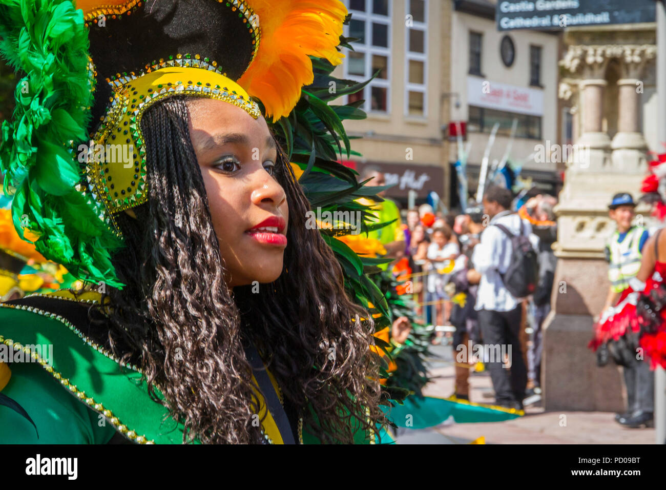 L'artiste interprète ou exécutant en costume à Leicester Caribbean Carnival. Banque D'Images