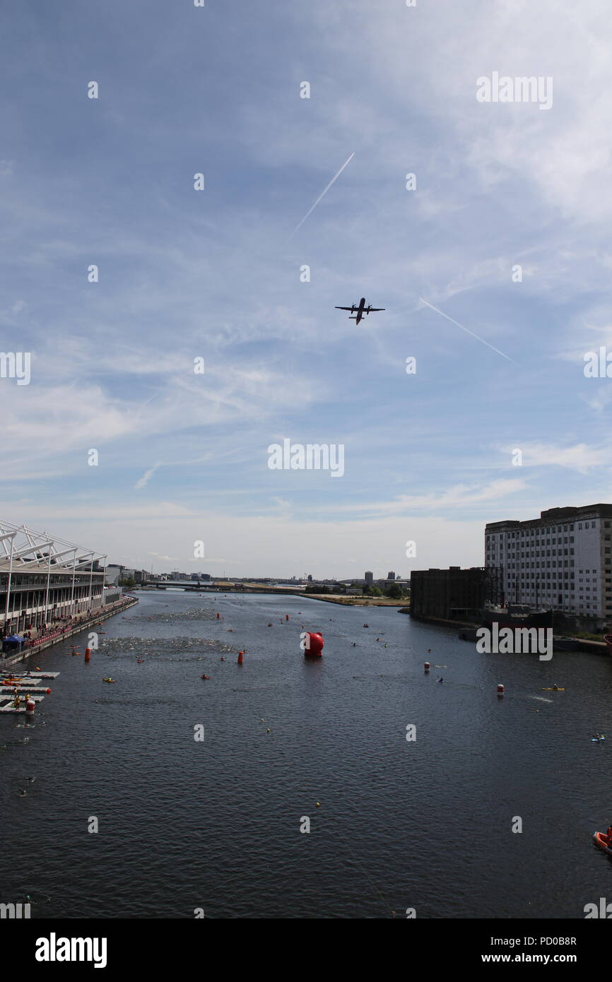 Un avion au décollage de l'aéroport de London City et voler au-dessus des nageurs à Londres Dockland au centre Excel Banque D'Images