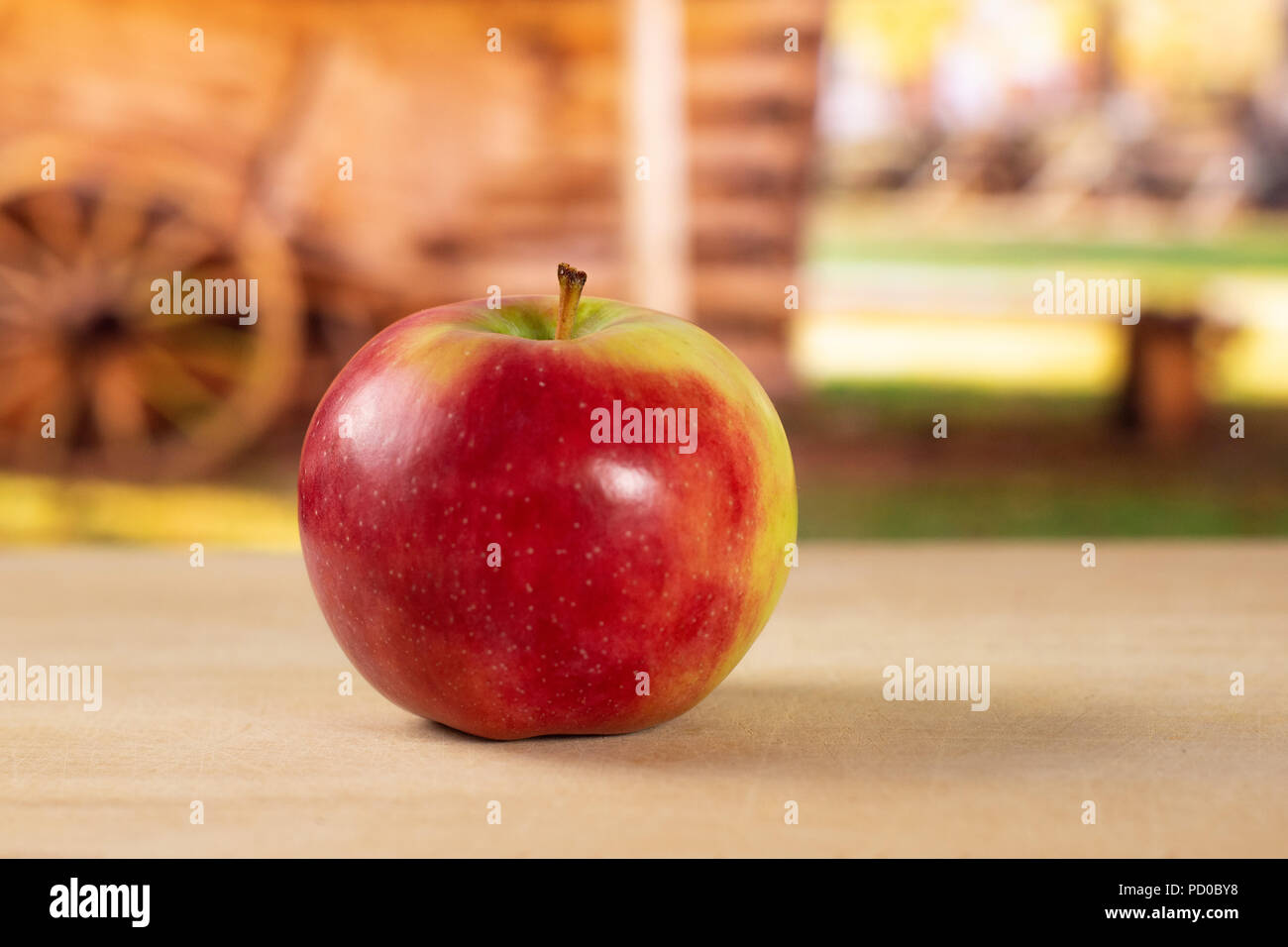 Une pomme rouge frais entier james grieve variété avec panier en arrière-plan Banque D'Images