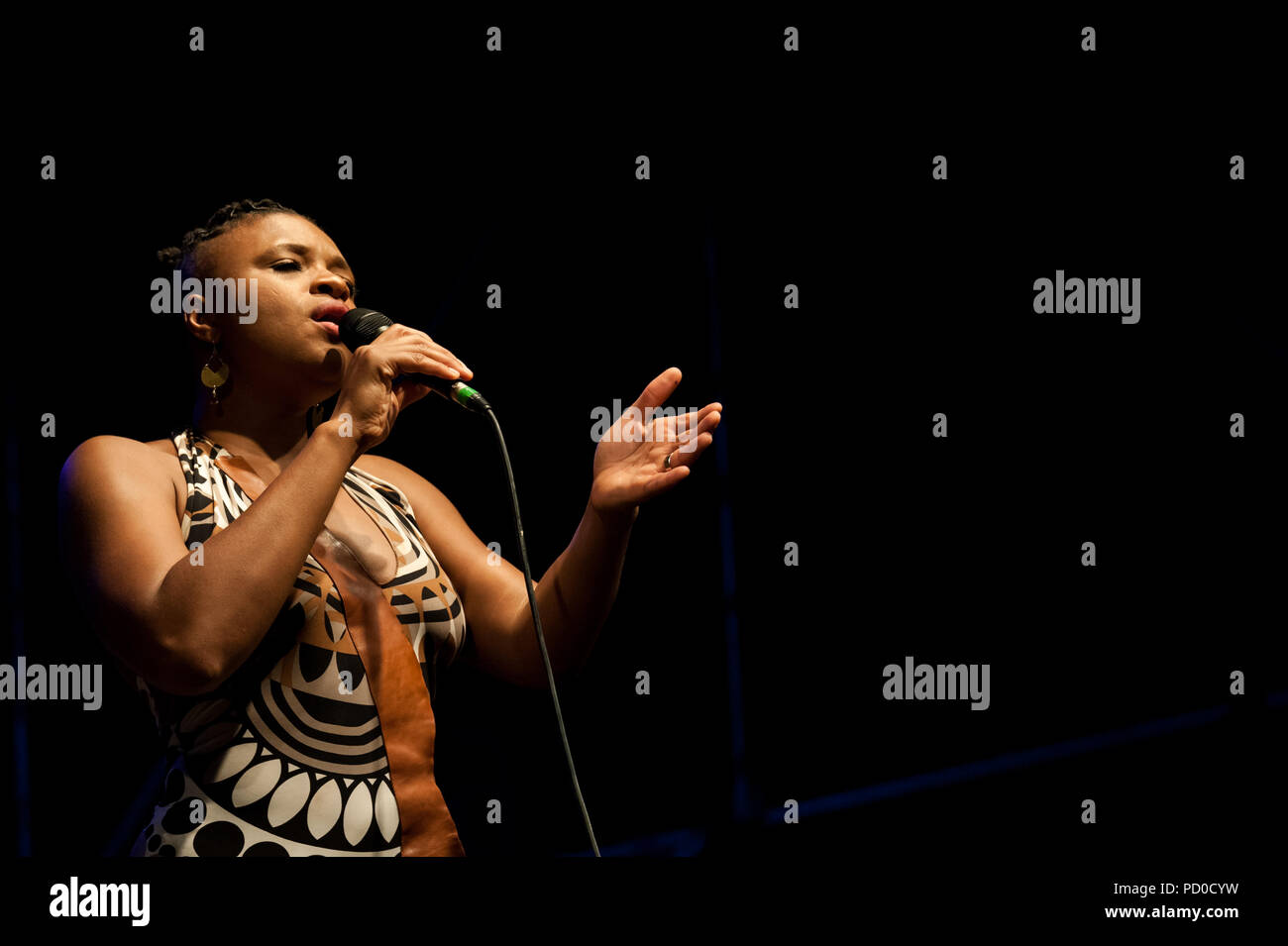 Rome, Italie. 09Th Aug 2018. Lizz Wright, une jeune chanteuse d'une petite ville de Géorgie, a commencé à chanter du gospel et à jouer du piano à l'église, puis s'intéresse à la musique jazz et blues. Le 2/8/2018 il a joué en concert à la Casa del Jazz à Rome pour 'Roma Jazz Festival' avec Kenny banques sur les claviers, Kolarides Martin à la guitare, Nicolas à la basse D'Amato et Ivan Edwards à la batterie. Lizz Wright Crédit : Leo Claudio De Petris/Pacific Press/Alamy Live News Banque D'Images