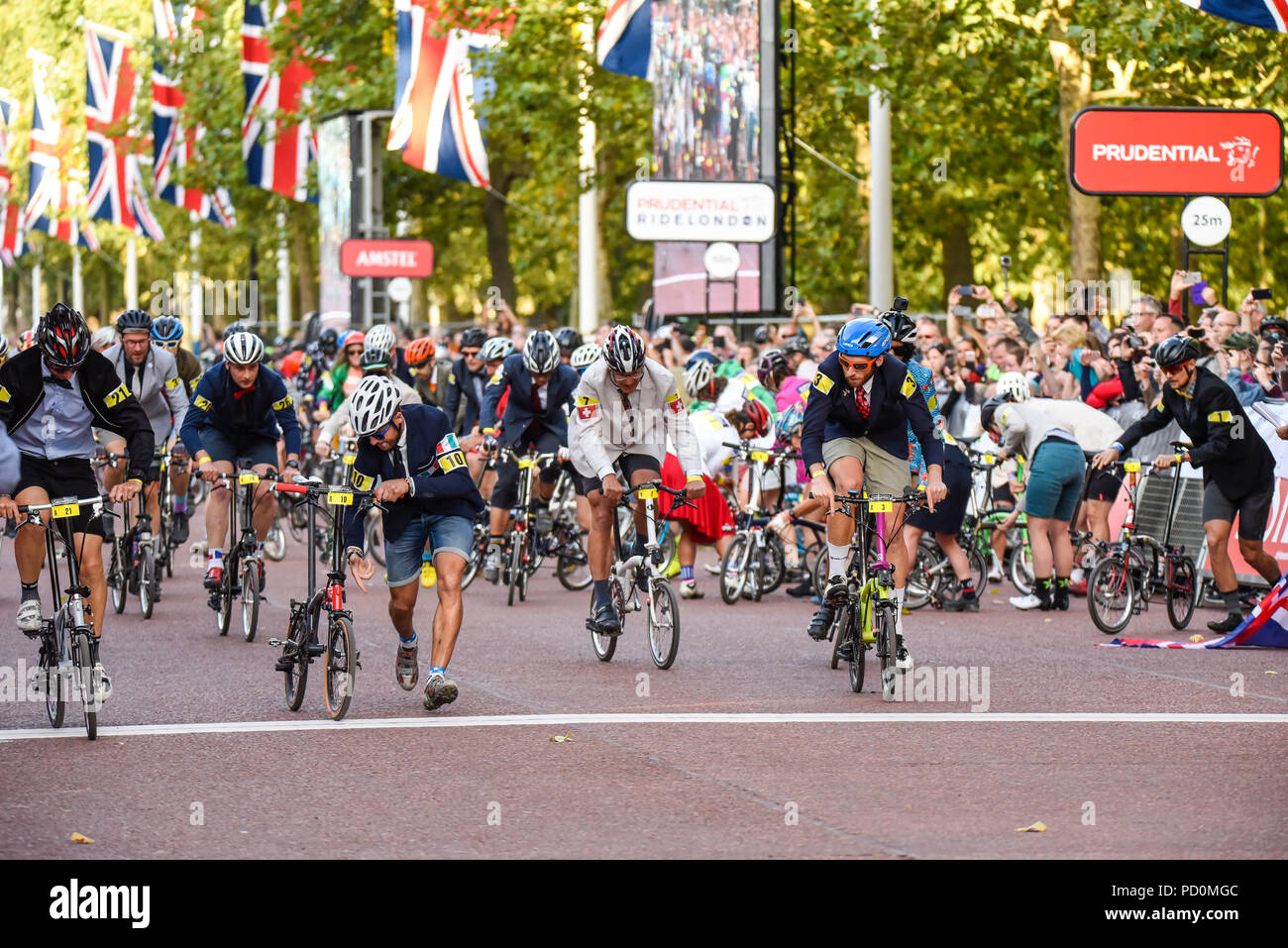 Championnat du Monde de vélo Brompton Prudential RideLondon final au cours de l'événement du cycle dans le Mall, Londres, Royaume-Uni. Brompton vélo pliant, vélo, course cycliste Banque D'Images